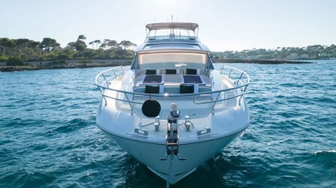 Prestige 680s, déjeuner au mouillage ou en beach club