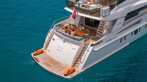 Vanquish 82, mer et soleil