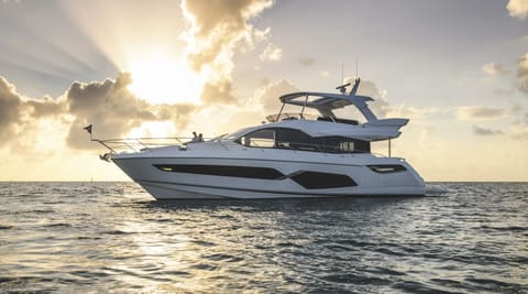 SUNSEEKER 68, déjeuner au mouillage ou en beach club
