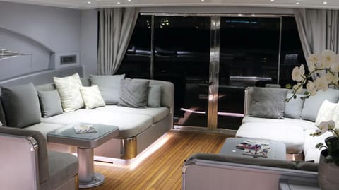 MANGUSTA 108, dîner à bord ou à terre
