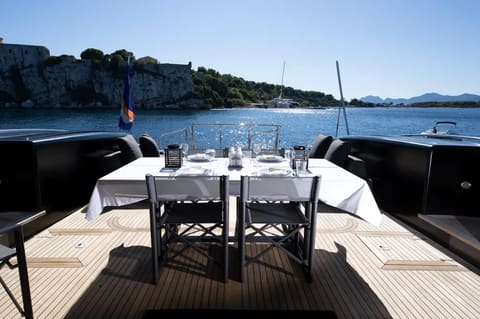MANGUSTA 108, petit déjeuner au mouillage