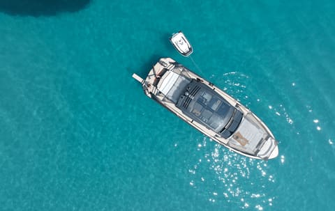 VANQUISH 58, déjeuner au mouillage ou en beach club