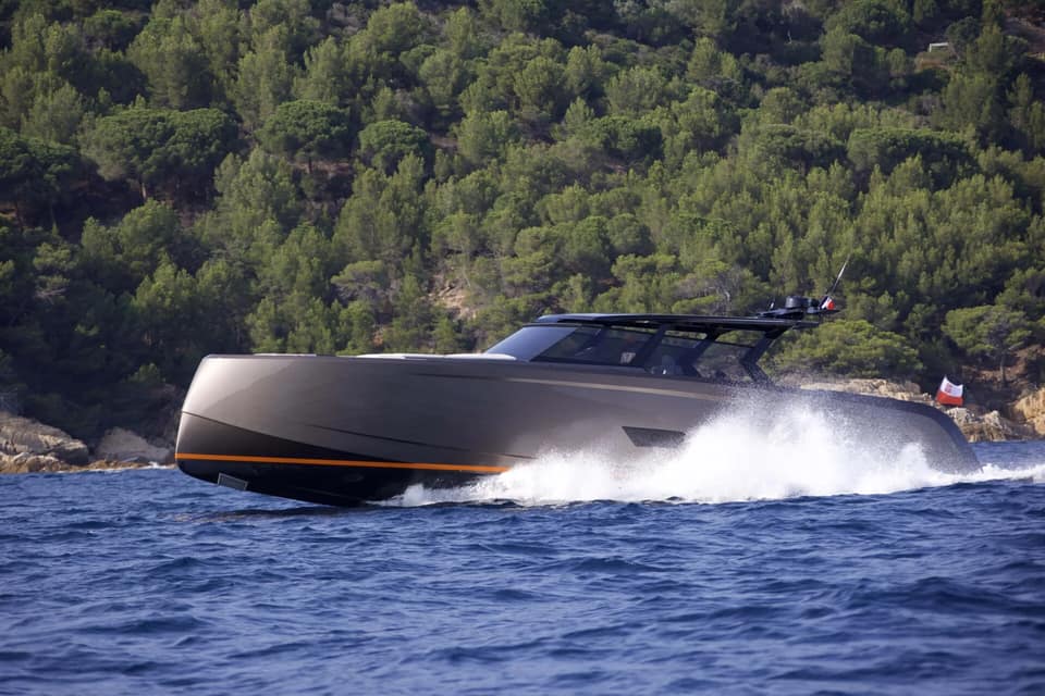 Visite vidéo du VANQUISH 58, location de yacht sur la Côte d'Azur