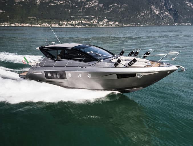 Visite vidéo du CRANCHI 44, location de yacht sur la Côte d'Azur