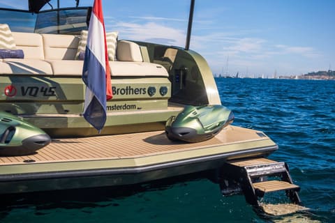 Vanquish 45 R, embarquement