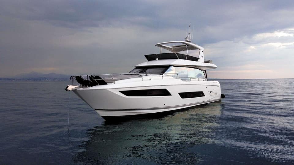 Visite vidéo du PRESTIGE 680, location de yacht sur la Côte d'Azur