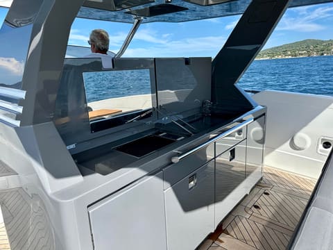 GLADIATOR 493, déjeuner au mouillage ou en beach club