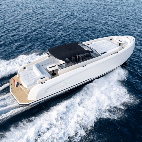 Vanquish 45, déjeuner au mouillage ou en beach club