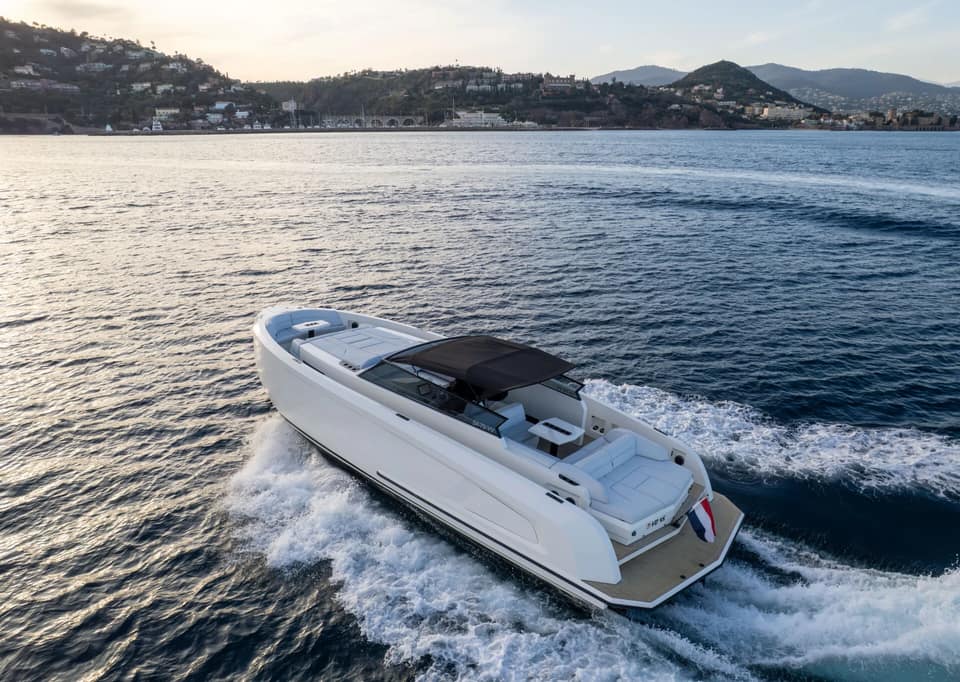Visite vidéo du Vanquish 45, location de yacht sur la Côte d'Azur