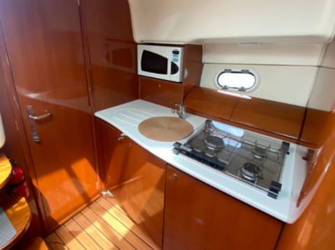 Prestige 34 S, déjeuner au mouillage ou en beach club