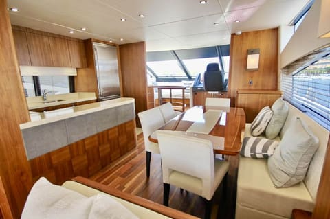 SUNSEEKER 75, croisière le long de la côte