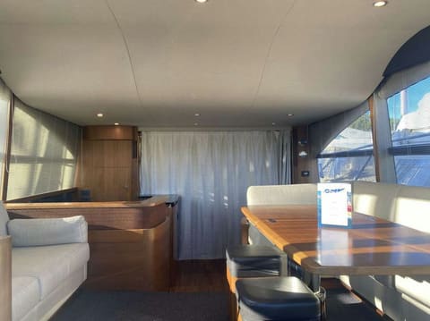 Princess 52 Fly, déjeuner au mouillage ou en beach club