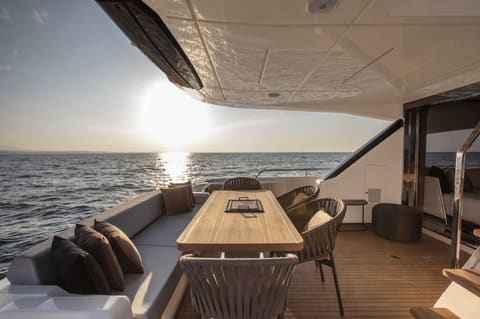 FERRETTI 720, embarquement à saint-tropez