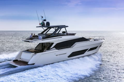 FERRETTI 720, croisière le long de la côte