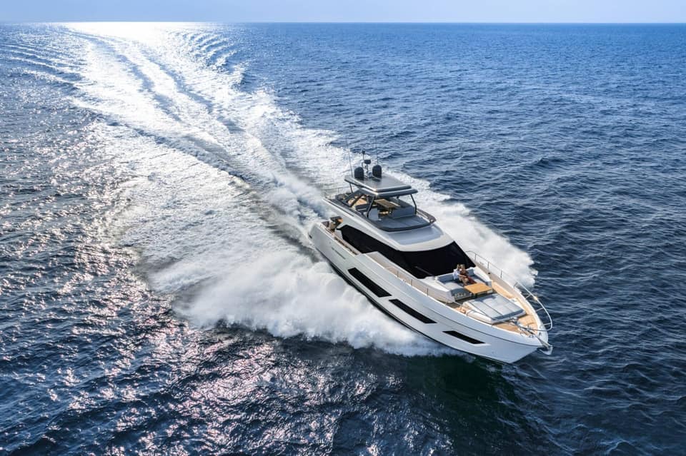 Visite vidéo du FERRETTI 720, location de yacht sur la Côte d'Azur
