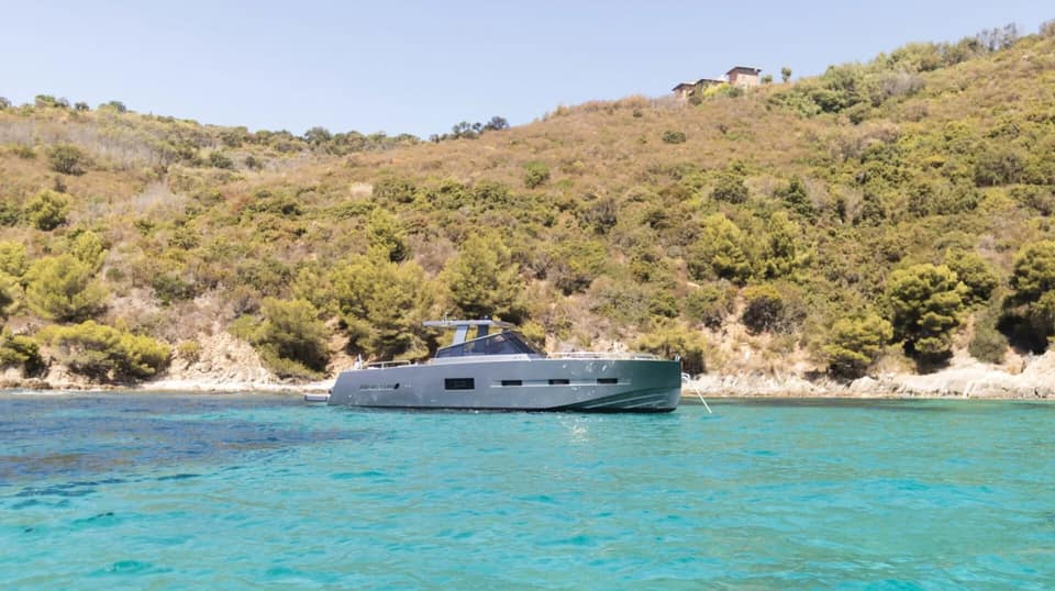 Visite vidéo du MED 52, location de yacht sur la Côte d'Azur