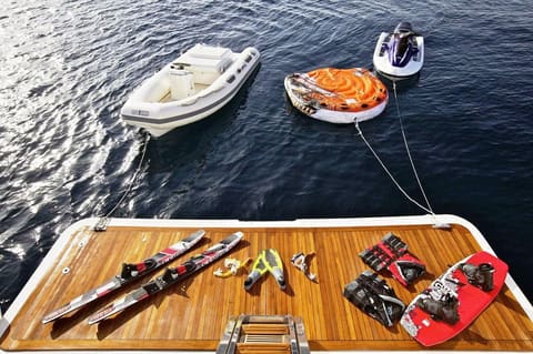 Azimut 100 Jumbo, petit déjeuner au mouillage
