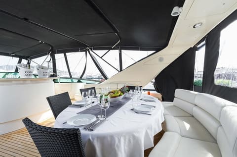 Azimut 100 Jumbo, dîner à bord ou à terre
