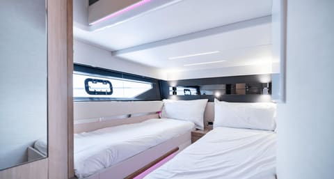 FJORD 53 XL, déjeuner au mouillage ou en beach club