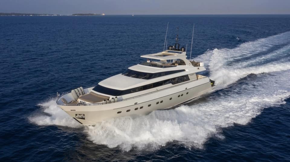 Visite vidéo du SANLORENZO 88, location de yacht sur la Côte d'Azur