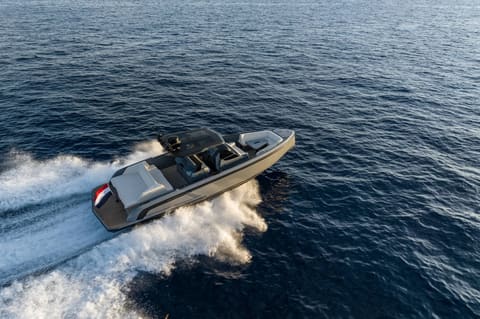 Vanquish 40, déjeuner au mouillage ou en beach club