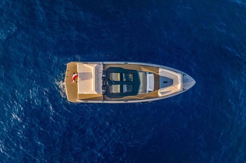 Vanquish 40, embarquement