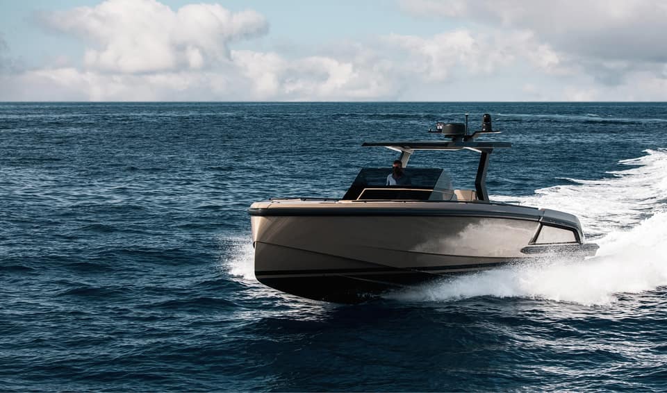Visite vidéo du Vanquish 40, location de yacht sur la Côte d'Azur