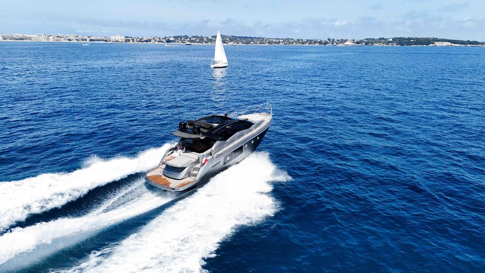 Visite vidéo du CRANCHI M44, location de yacht sur la Côte d'Azur