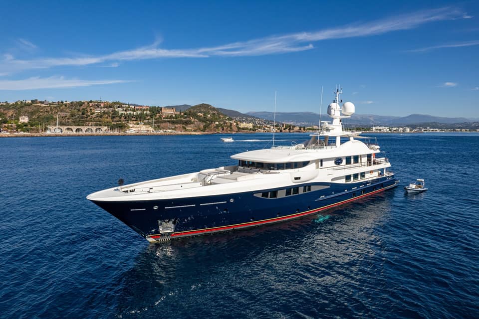 Visite vidéo du DENIKI, location de yacht sur la Côte d'Azur