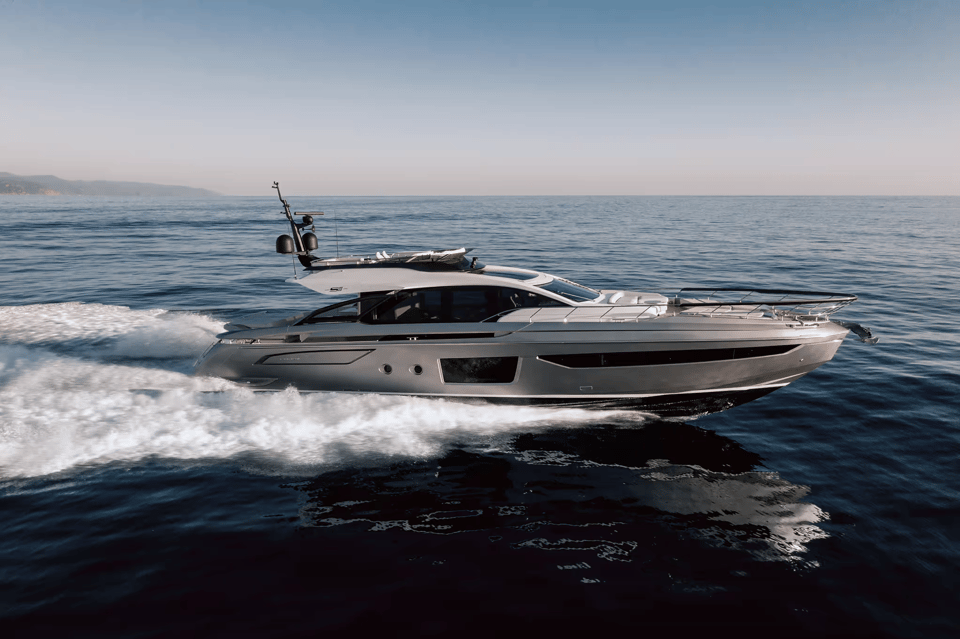 Visite vidéo du Azimut S8, location de yacht sur la Côte d'Azur