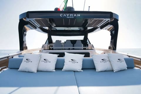 Pegase Cayman 540, déjeuner au mouillage ou en beach club