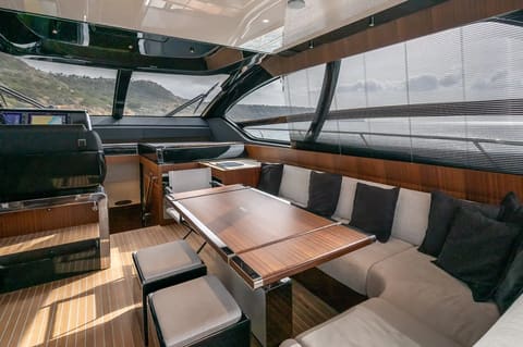 RIVA 66, déjeuner au mouillage ou en beach club