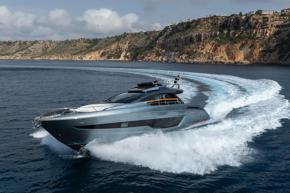 Visite vidéo du RIVA 66, location de yacht sur la Côte d'Azur