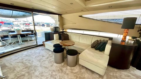 ALFAMARINE 78, déjeuner au mouillage ou en beach club
