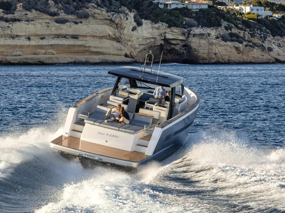 Visite vidéo du FJORD 52, location de yacht sur la Côte d'Azur