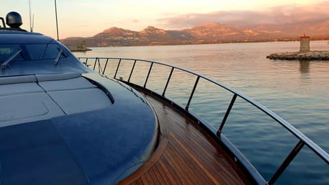 MANGUSTA 92 , dîner à bord ou à terre