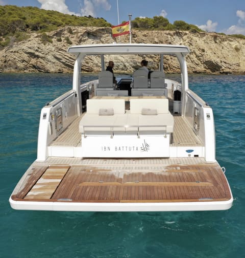 FJORD 41 XL, déjeuner au mouillage ou en beach club