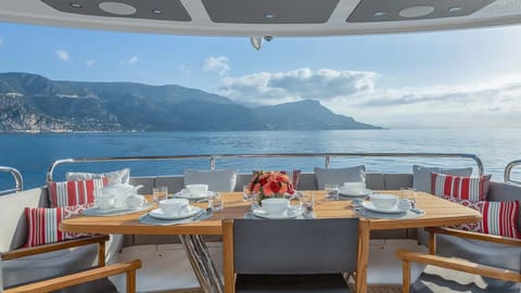 Sunseeker 86, dîner à bord ou à terre